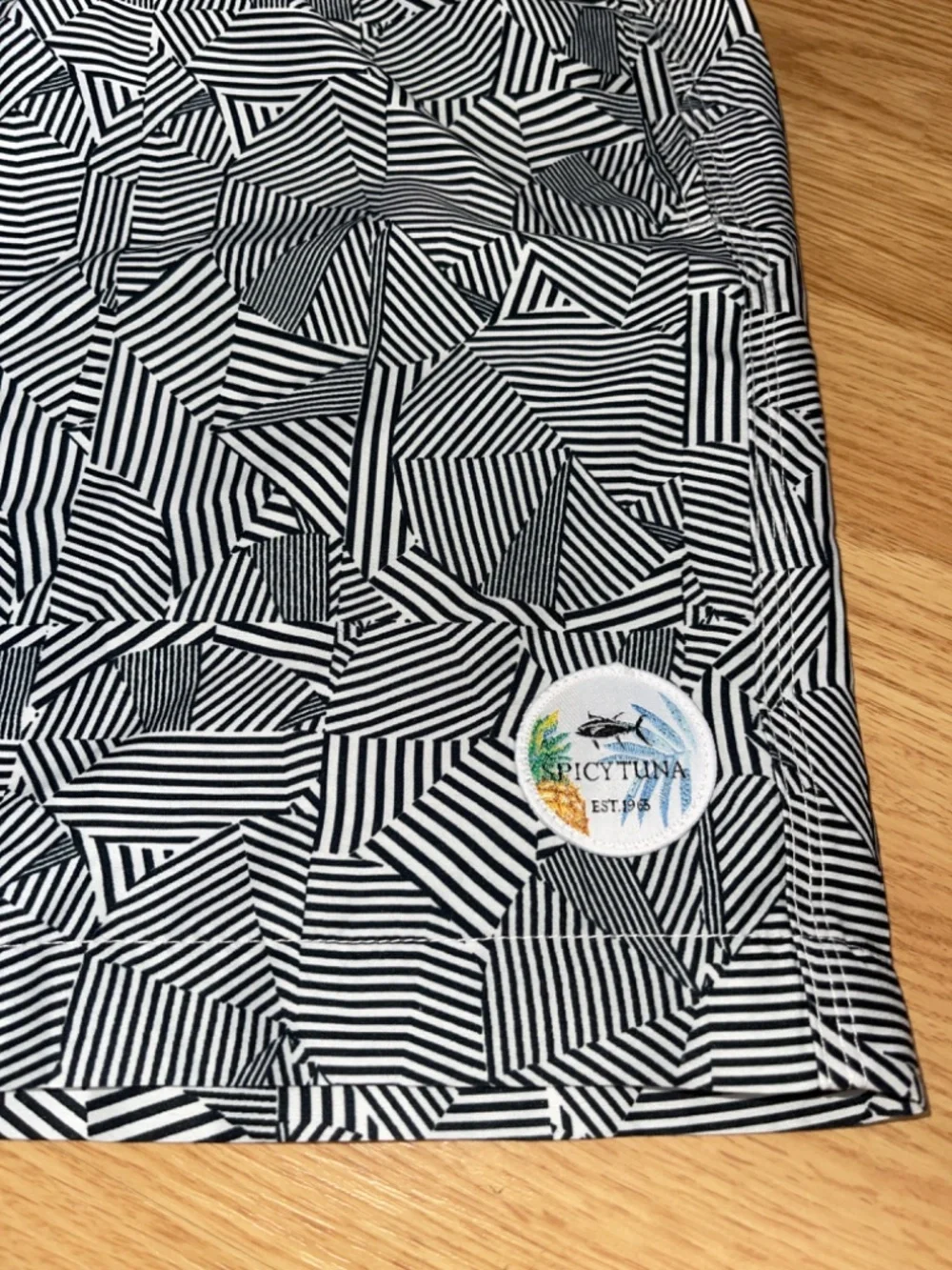 Spicy Tuna Men’s Black & White Retro 5” Inseam Lined Swim Trunks Size Large